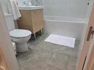 直布罗陀Main Street - 3 Bed Room - Family Friendly的浴室配有卫生间、盥洗盆和淋浴。