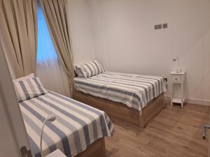 直布罗陀Main Street - 3 Bed Room - Family Friendly的小型客房 - 带2张床和窗户