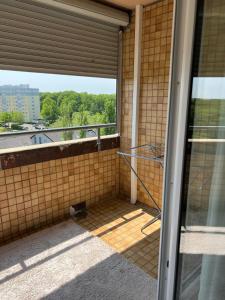 美因茨Apartment in Mainz-Lerchenberg的阳台外的景观