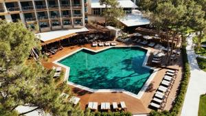 贝尔迪比Rixos Sungate - The Land of Legends Access的享有酒店游泳池的顶部景色