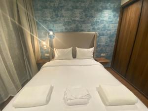 卡萨布兰卡Hilbert Princesses - Brand new furnished apartments的客房内的白色床和2条毛巾