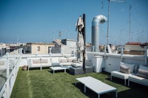 巴里Al Pescatore - B&B的屋顶阳台配有沙发和桌子