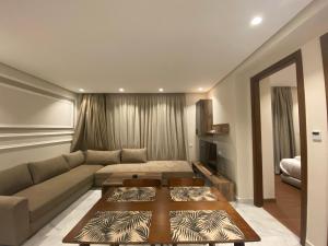 卡萨布兰卡Hilbert Princesses - Brand new furnished apartments的客厅配有沙发和1张床