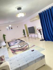 十月六日城فيلا بحمام سباحه的带沙发和蓝色窗帘的客厅