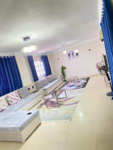 十月六日城فيلا بحمام سباحه的客厅配有沙发和桌子