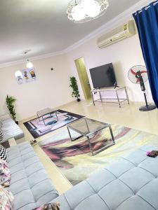 十月六日城فيلا بحمام سباحه的带沙发和平面电视的客厅