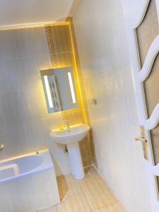 十月六日城فيلا بحمام سباحه的白色的浴室设有水槽和镜子