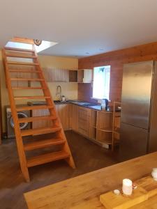 坎达瓦Čapuliši的厨房配有梯子和不锈钢冰箱
