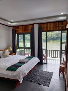 NongkhiawNam ou view villa的一间卧室设有一张大床和大窗户
