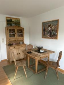 LichtensteinFerienwohnung An der Loipe的一间带木桌和两把椅子的用餐室