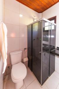 马拉戈日Residencial Maragogi的一间带卫生间和玻璃淋浴间的浴室