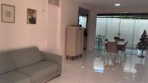 纳塔尔Casa na Praia de Ponta Negra的客厅配有沙发和桌子