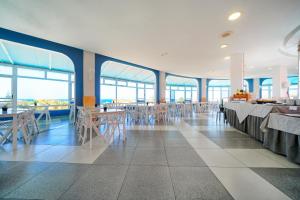 阿德耶丽港公园2酒店的用餐室设有桌椅和窗户。
