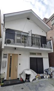 东京Meguro Apartment的带阳台的白色房屋