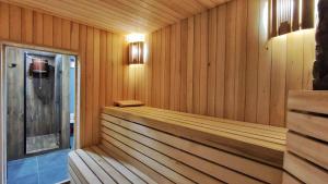 格列博夫卡Ліс&More的一间带木镶板墙和长凳的桑拿浴室