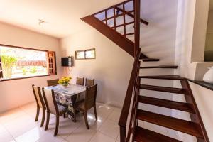 马拉戈日Residencial Maragogi的一间带桌子和螺旋楼梯的用餐室
