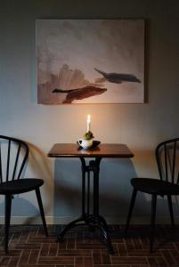 SmedjebackenSteel Hotel的一张桌子上的蜡烛,两张椅子