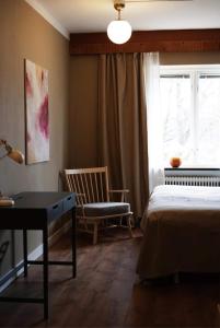 SmedjebackenSteel Hotel的卧室配有床、椅子和窗户。