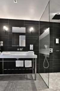 Saint-Laurent-sur-ManoireKYRIAD Périgueux - Boulazac的一间带水槽和镜子的浴室