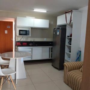 普拉亚多斯卡内罗斯Praia dos Carneiros Flat Hotel Lindo Apto 302的厨房配有不锈钢冰箱和桌子