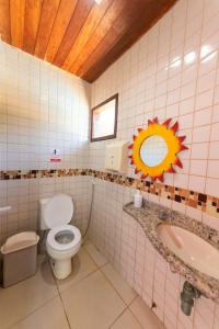 马拉戈日Residencial Maragogi的一间带卫生间和水槽的浴室