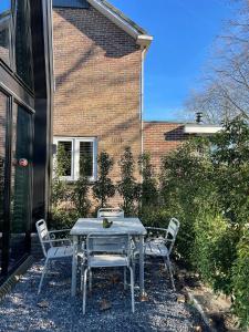 布鲁克因瓦特兰Lovely private cottage near Amsterdam的天井上摆放着桌椅