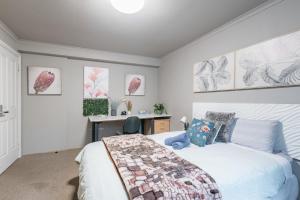 悉尼Boutique Private Rm 7 Min Walk to Sydney Domestic Airport - SHAREHOUSE的一间卧室配有一张床和一张书桌