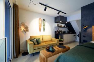 哈尔德韦克Nomad Water Studio的客房设有床、沙发和桌子。