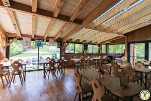 Boutx拉索蓝奥贝格酒店的餐厅设有木制天花板和桌椅