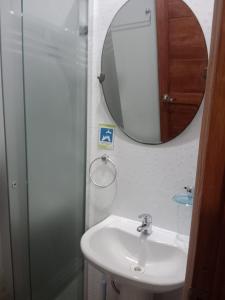 阿里卡Hostal Ostello Amadeus的一间带水槽和镜子的浴室