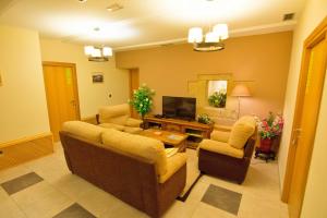圣塞瓦斯蒂安伊图里科所兰德科萨酒店的客厅配有两张沙发和一台电视