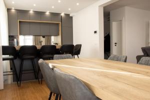 萨格勒布Hugo apartments的一间会议室,配有木桌和椅子