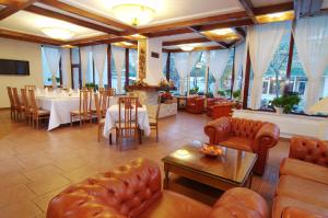 布拉索夫茉莉花酒店的餐厅设有1间带桌椅的用餐室