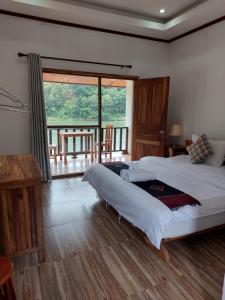NongkhiawNam ou view villa的一间卧室设有一张大床和一个大窗户