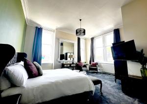 克利夫罗Station Lounge & Rooms的一间卧室设有一张床和一间客厅。