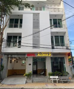 Ninh HảiHotel Aloha 2的前面有标志的白色建筑
