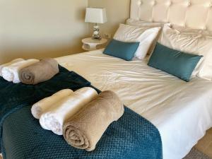 卡萨雷斯Superior apartment for golf, sea and nature lovers的一张带毛巾的大型白色床