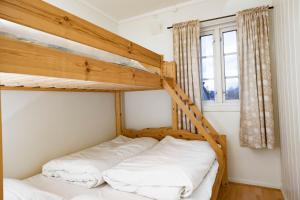 利勒哈默尔Lillehammer Camping的带窗户的客房内的两张双层床
