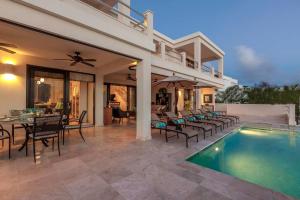 Crocus HillAnguilla Sunset Beach House的一个带游泳池和庭院的别墅
