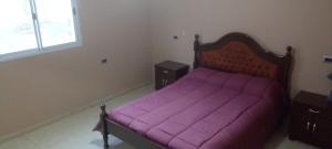 奇莱西托Casa en Chilecito equipada cerca ruta 40的一间卧室配有一张带2晚台的紫色床