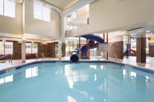 西基隆拿Fairfield Inn & Suites by Marriott West Kelowna的大楼内一个带滑梯的大型游泳池