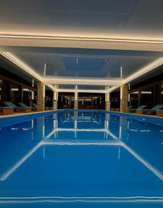梅斯蒂亚Gistola Hotel Mestia的蓝色海水大型游泳池