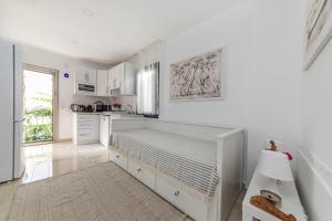 博德鲁姆Central and Cozy Flat 3 min to Beach in Bodrum的一间白色卧室,配有床和厨房