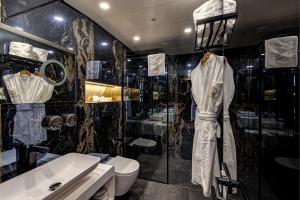 克卢日-纳波卡Hotel Vibre的一间带卫生间和水槽的浴室