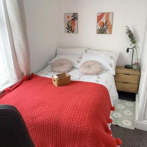 ParksideMonk’s Lodge的一间卧室配有一张带红色毯子的床