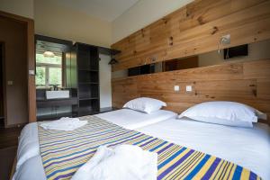 圣若里奥勒普雷杜拉克酒店的一间卧室配有一张带两个白色枕头的大床
