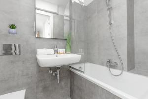 华沙Studio on the 15th Floor with a View of the Warsaw Panorama by Renters的白色的浴室设有水槽和淋浴。
