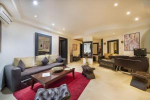 马拉喀什莫加多尔门扎公寓酒店的带沙发和钢琴的客厅