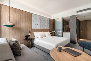 北赖Crowne Plaza Penang Straits City, an IHG Hotel的酒店客房配有一张床铺和一张桌子。