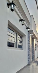 里奥阿查Hotel La Guajira - Centro Historico的白色的建筑,边有灯